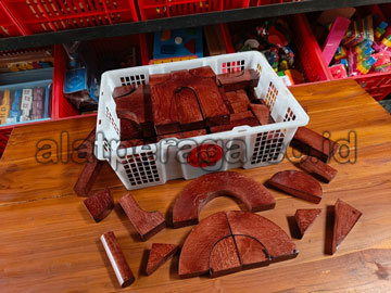 Distributor Balok PDK Plitur Pinus di Pegunungan Arfak